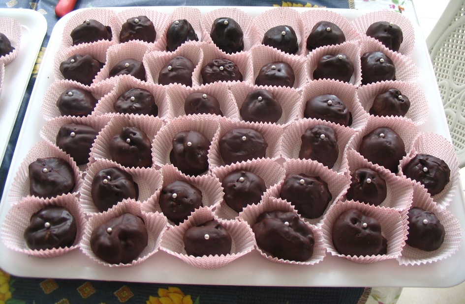 Fichi ripieni di nocciole o mandorle ricoperte di cioccolotato fondente- 035